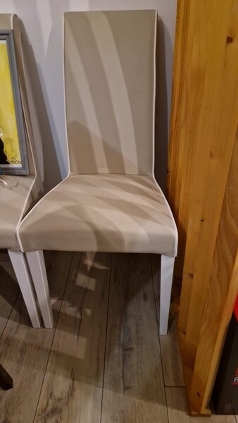 Scaun lemn masiv si tapiterie piele sintetica.