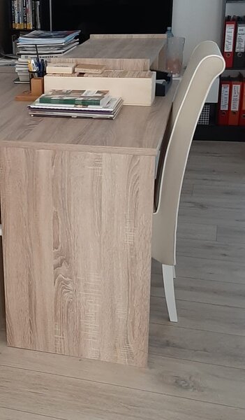 Scaun lemn masiv si tapiterie piele sintetica.